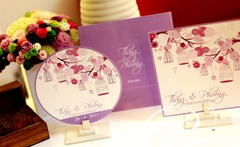 Thiệp cưới đẹp màu tím in họa tiết hồng xinh xắn - Blog Marry