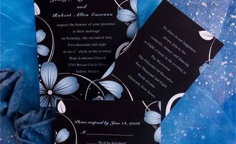 Thiệp cưới đẹp màu đen in hoa - Blog Marry