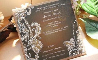 Thiệp cưới đẹp màu đen in hoa văn màu đồng  - Blog Marry