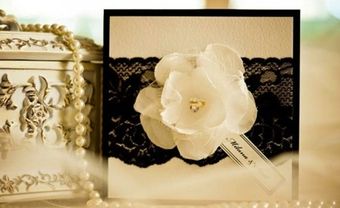 Thiệp cưới đẹp màu đen đính hoa vải màu trắng  - Blog Marry
