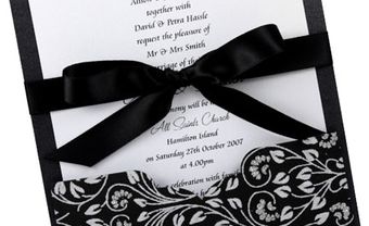 Thiệp cưới đẹp màu đen cột nơ  - Blog Marry