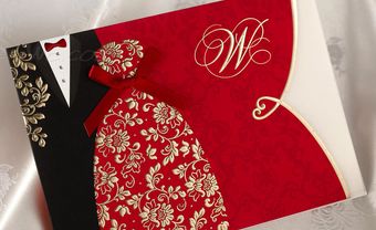 Thiệp cưới đẹp màu đỏ hình trang phục cô dâu chú rể - Blog Marry