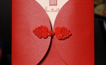 Thiệp cưới đẹp màu đỏ với nút thắt vải - Blog Marry