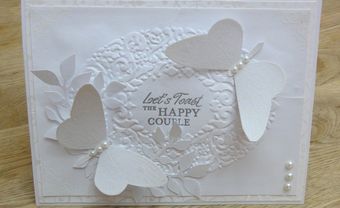 Thiệp cưới đẹp màu trắng hoa văn con bướm nổi - Blog Marry
