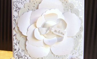 Thiệp cưới đẹp màu trắng hoa mẫu đơn nổi 3D - Blog Marry