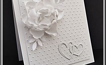 Thiệp cưới đẹp màu trắng đính hoa nổi bằng vải - Blog Marry