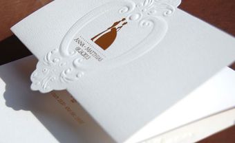 Thiệp cưới đẹp màu trắng hoa văn nổi cổ điển - Blog Marry