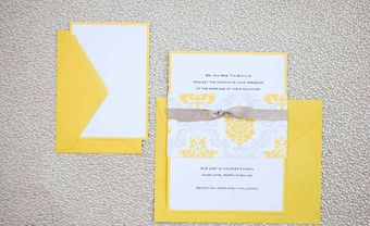 Thiệp cưới đẹp màu vàng đính nơ xám - Blog Marry