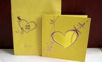 Thiệp cưới đẹp màu vàng hoa văn chim uyên ương - Blog Marry