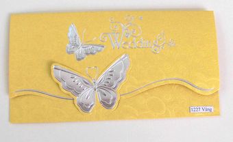 Thiệp cưới đẹp màu vàng họa tiết nổi hình con bướm - Blog Marry