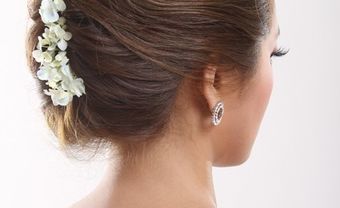 Tóc cưới búi thấp cài hoa tươi 2 - Blog Marry