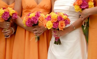 Váy phụ dâu màu cam kết hợp hoa màu sắc - Blog Marry