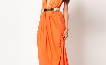 Váy phụ dâu màu cam với cổ chữ V khoét sâu - Blog Marry
