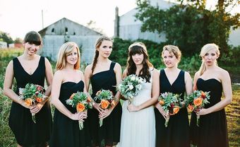 Váy phụ dâu màu đen kết hợp hoa cầm tay - Blog Marry