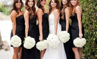 Váy phụ dâu màu đen kết hợp hoa cầm tay màu trắng - Blog Marry