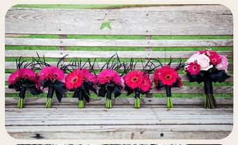 Váy phụ dâu màu đen kết hợp hoa cầm tay màu hồng - Blog Marry