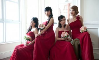 Váy phụ dâu màu đỏ kết hợp hoa cầm tay màu nhạt - Blog Marry