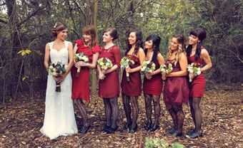 Váy phụ dâu màu đỏ đậm kết hợp tất ren đen - Blog Marry