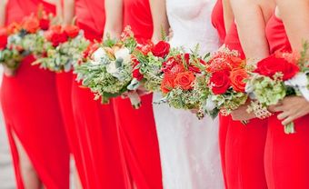 Váy phụ dâu màu đỏ tươi kết hợp hoa cầm tay màu đỏ - Blog Marry