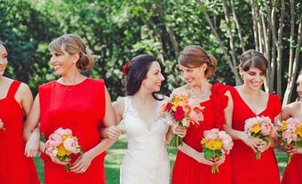 Váy phụ dâu màu đỏ kết hợp hoa cầm tay nhiều màu sắc - Blog Marry