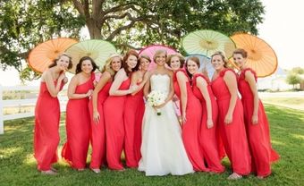 Váy phụ dâu màu đỏ kết hợp phụ kiện ô - Blog Marry