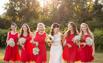 Váy phụ dâu màu đỏ kết hợp hoa cầm tay màu trắng - Blog Marry
