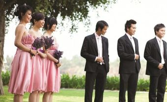 Váy phụ dâu màu hồng kết hợp hoa cầm tay màu tím - Blog Marry