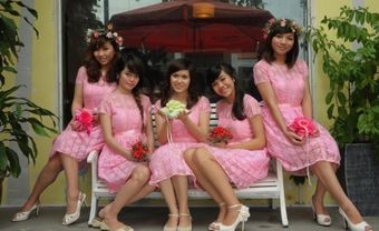 Váy phụ dâu màu hồng với chất liệu ren - Blog Marry