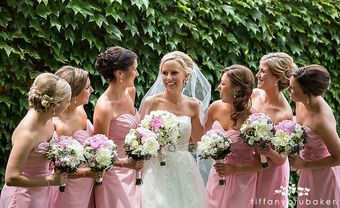 Váy phụ dâu màu hồng kết hợp hoa cầm tay cùng màu - Blog Marry