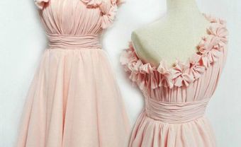 Váy phụ dâu màu hồng lệch vai kết hợp bèo chạy viền - Blog Marry