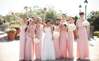 Váy phụ dâu màu hồng kết hợp hoa cầm tay - Blog Marry