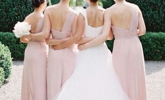 Váy phụ dâu màu nude lệch vai khoe lưng ong - Blog Marry