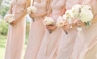 Váy phụ dâu màu nude kết hợp hoa cầm tay màu nhạt - Blog Marry