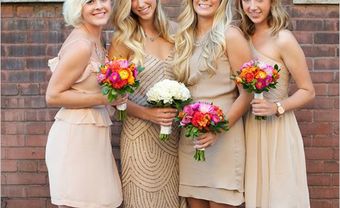 Váy phụ dâu màu nude ngắn kết hợp hoa cầm tay nhiều màu sắc - Blog Marry