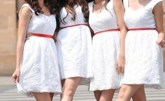 Váy phụ dâu màu trắng thắt lưng đỏ - Blog Marry