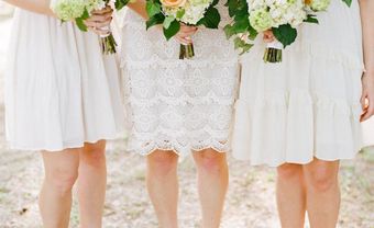 Váy phụ dâu trắng và hoa cầm tay nhiều màu - Blog Marry