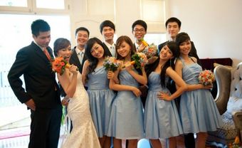Váy phụ dâu màu xanh dương xếp ly - Blog Marry
