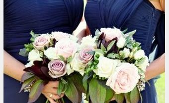 Váy phụ dâu màu xanh dương kết hợp hoa cưới màu nhạt - Blog Marry