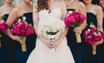 Váy phụ dâu màu xanh dương kết hợp hoa cầm tay màu đậm - Blog Marry