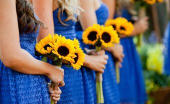 Váy phụ dâu màu xanh dương kết hợp hoa cầm tay màu vàng - Blog Marry