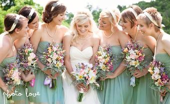 Váy phụ dâu màu xanh lá cúp ngực kết hợp hoa cầm tay - Blog Marry