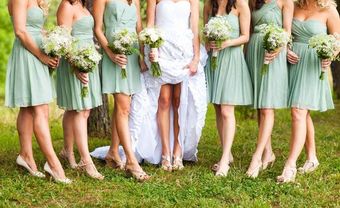 Váy phụ dâu màu xanh lá nhạt cúp ngực - Blog Marry