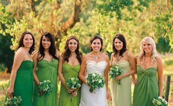 Váy phụ dâu màu xanh lá kết hợp hoa cầm tay cùng màu - Blog Marry