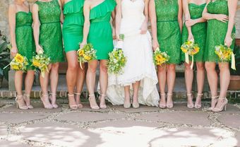 Váy phụ dâu màu xanh lá đậm pha ren lớp ngoài - Blog Marry