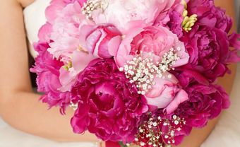 Hoa cưới cầm tay màu hồng kết từ hoa mẫu đơn - Blog Marry