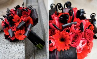 Hoa cưới cầm tay cô dâu kết hợp hai màu đỏ - đen - Blog Marry