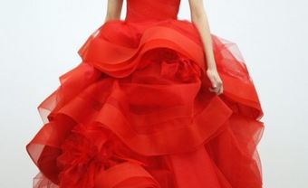 Áo cưới màu đỏ chân váy xếp chồng như cánh hoa - Blog Marry