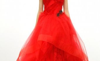 Áo cưới màu đỏ lệch vai đính hoa ở eo  - Blog Marry