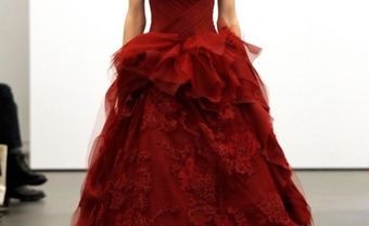 Áo cưới màu đỏ rượu vang peplum cách điệu - Blog Marry