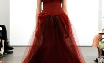 Áo cưới màu đỏ rượu vang cổ áo xếp ly - Blog Marry